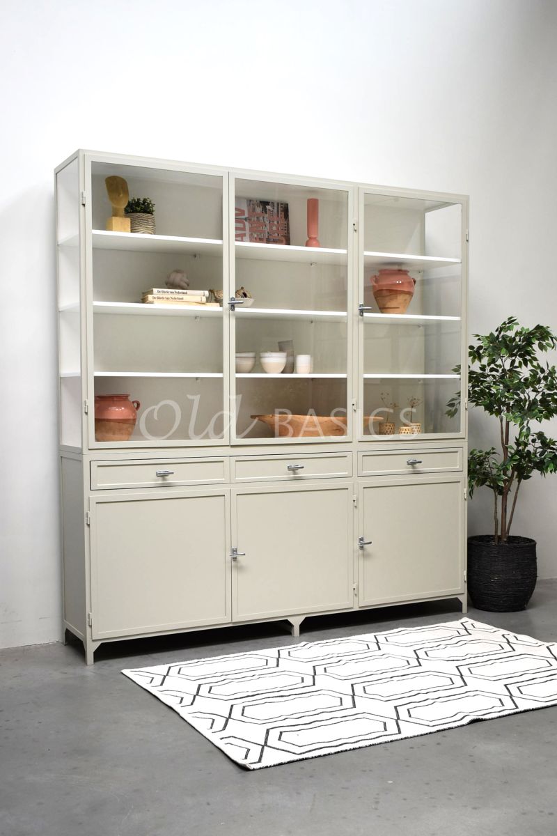 Detail van Apothekerskast Ferro, 3 deuren, RAL7032, grijs, groen, materiaal staal